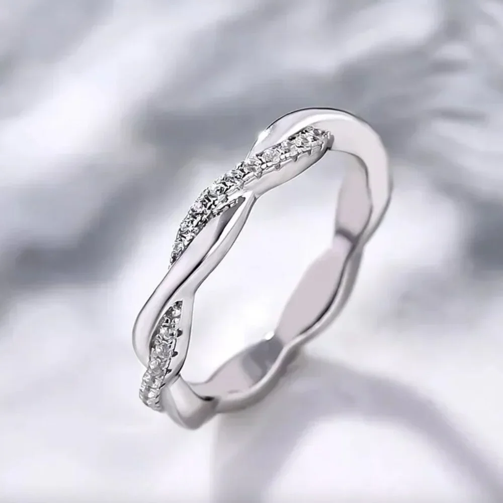 NEW 18k White Gold Diamond Ring Band Dainty Ring Twist Band